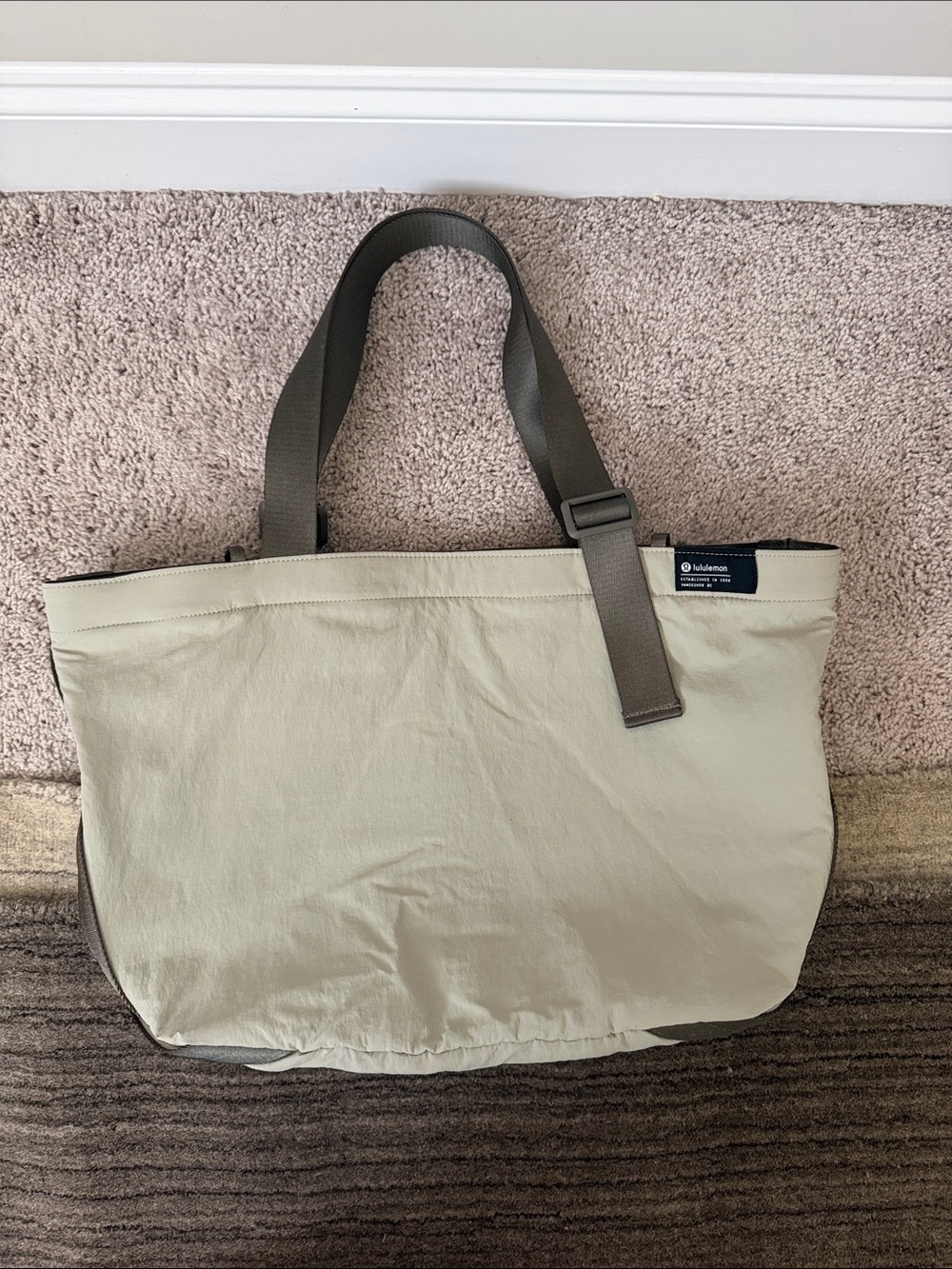 lululemon beige tote with gray straps